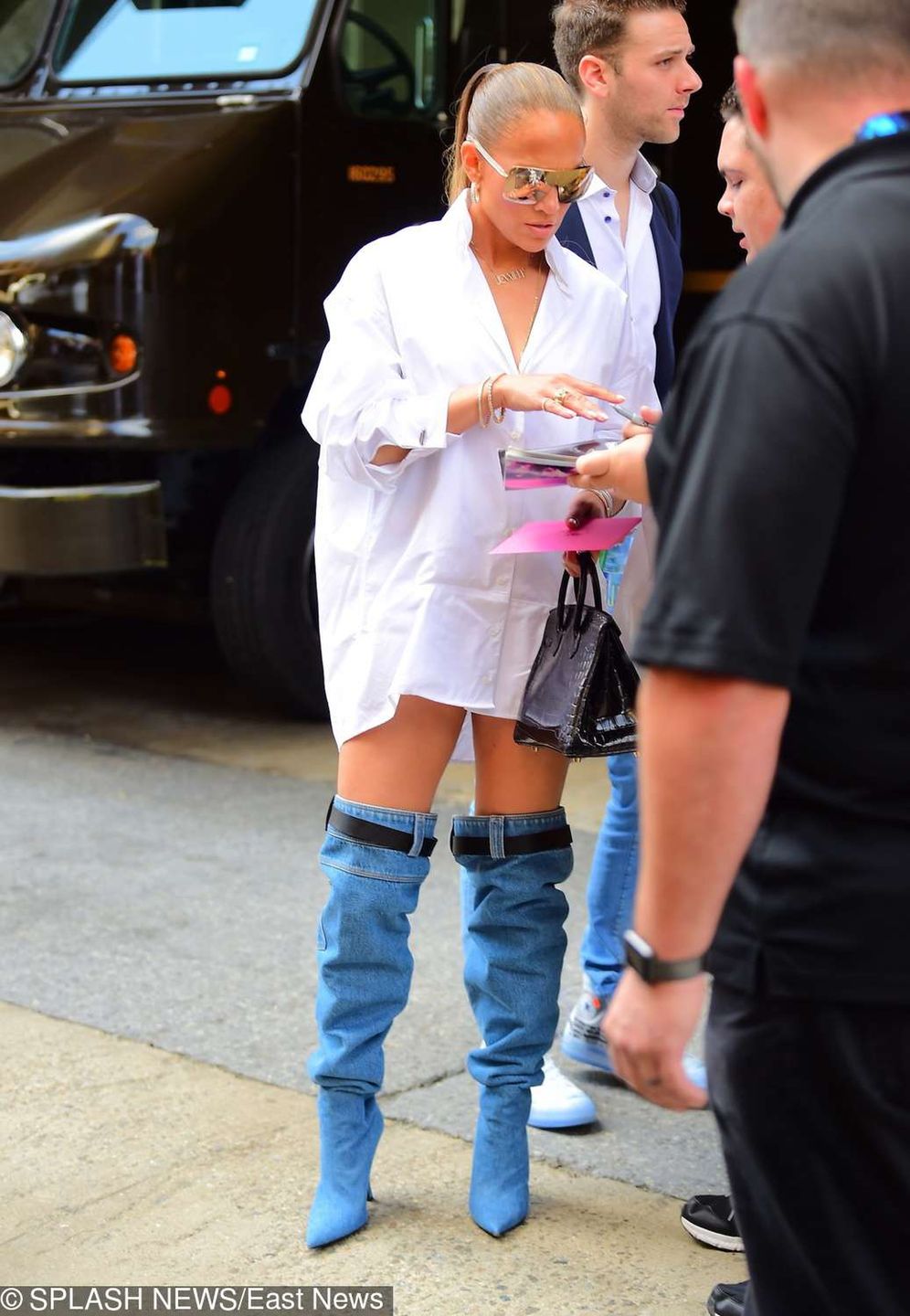 Jennifer Lopez w dżinsowych kozakach Versace