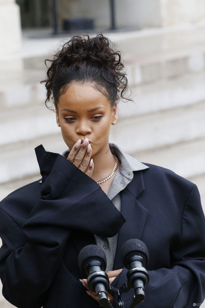 Rihanna spotkała się z Emmanuelem i Brigitte Macron.