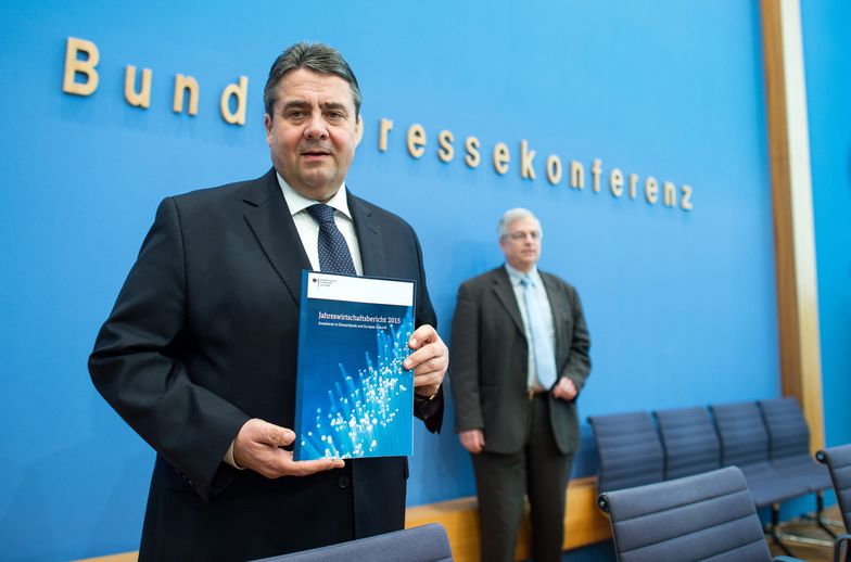 Sigmar Gabriel prezentuje doroczny raport gospodarczy.