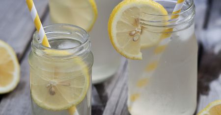 Lemoniada w proszku przygotowana z wodą