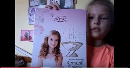 Prezentami na komunię chwalą się na youtube
