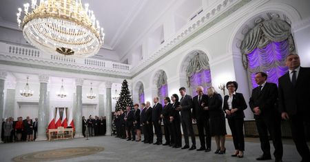Zmiany dopiero będą. Na razie wszyscy ministrowie zachowują stanowiska, potrójna rola Morawieckiego