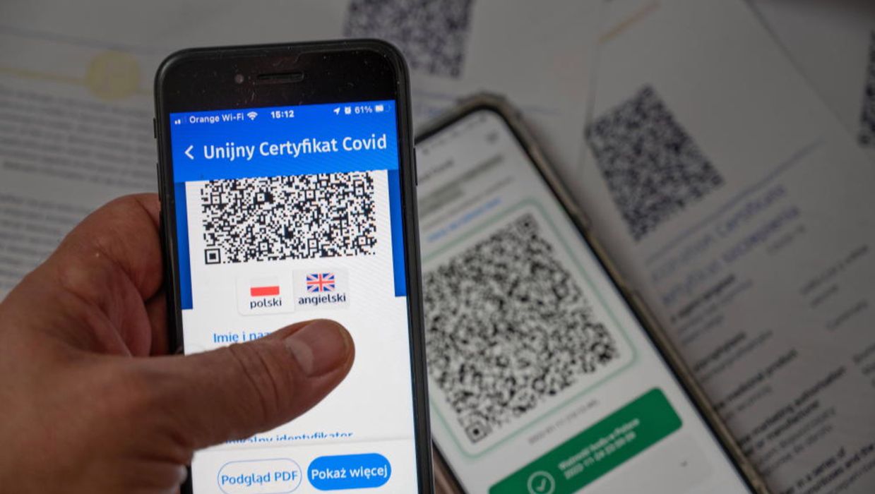 <p>£ód, 11.01.2022. Paszport covidowy, Unijny Certyfikat Covid (UCC), który funkcjonuje w obrêbie pañstw cz³onkowskich UE, zaprezentowany na urz¹dzeniu mobilnym, 11 bm. w £odzi. (aldg) PAP/Grzegorz Micha³owski</p>