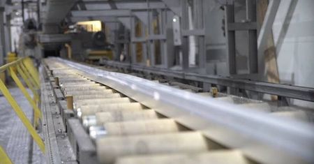 Jak powstają profile aluminiowe? Z kamerą w zakładzie produkcyjnym Aliplast w Lublinie