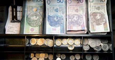 Zarobki w Polsce. Oto która sieć daje najlepsze warunki na start