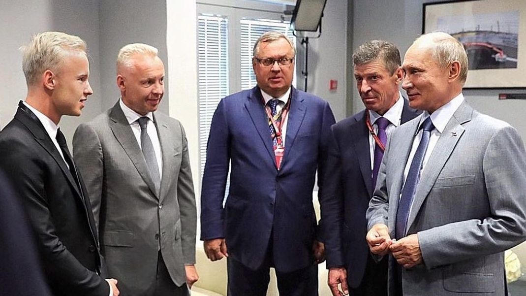 od lewej Nikita Mazepin, Dmitrij Mazepin i ostatni po prawej - Władimir Putin