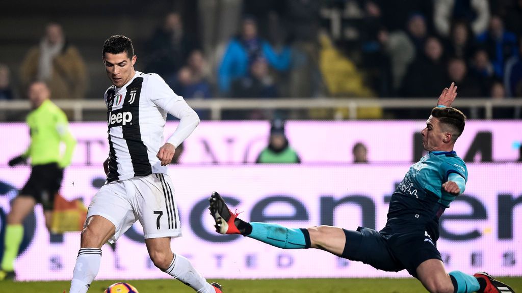 Getty Images /  Nicolò Campo/LightRocket / Na zdjęciu: Cristiano Ronaldo i Robin Gosens