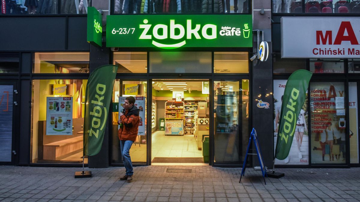 Sieć franczyzowa Żabka otwiera swoje sklepy w niedziele objęte zakazem handlu powołując się na status placówek pocztowych.