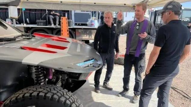 Moment, w którym ks. Jabłoński błogosławi terenówkę Audi