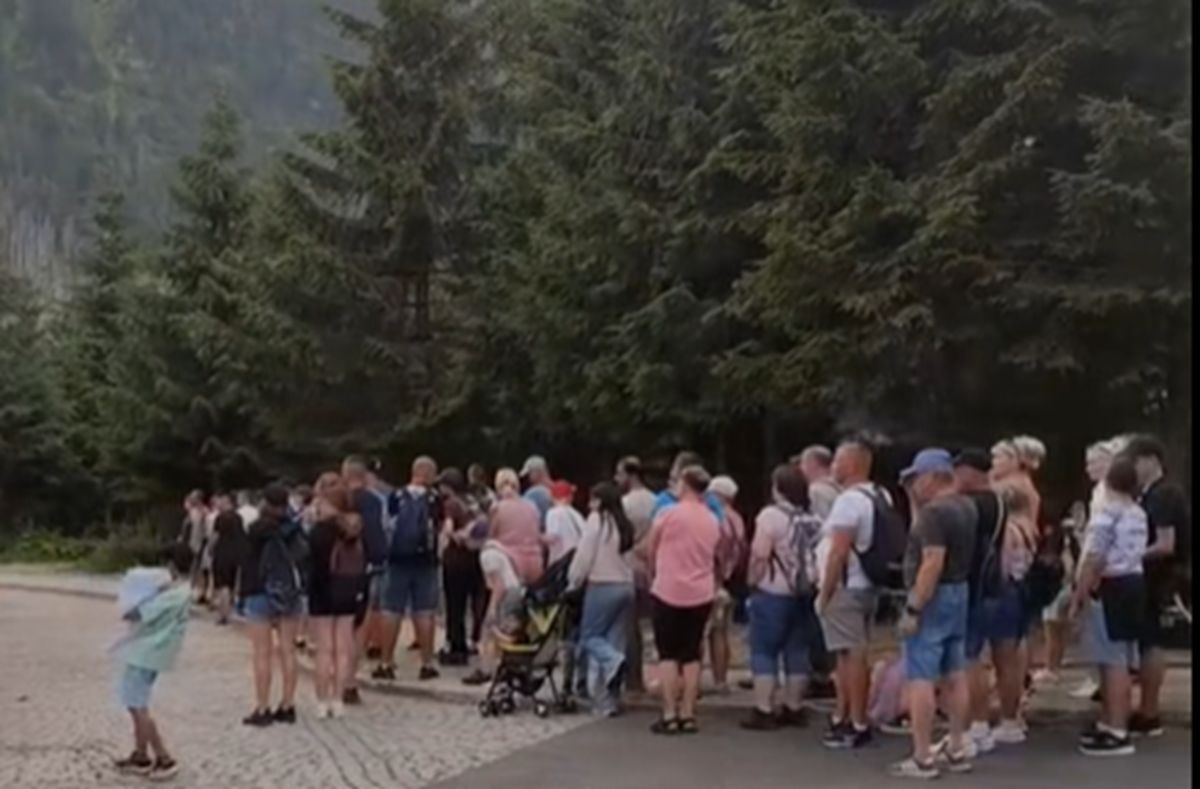Kolejka do transportu konnego na Morskim Oku.