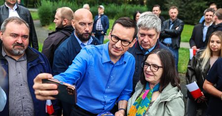 Tajna broń PiS kosztuje miliony. Przekaz płynie szerokim strumieniem