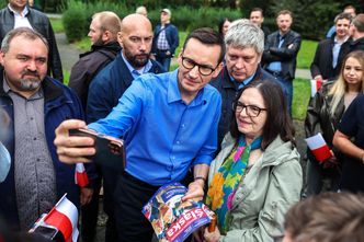 Tajna broń PiS kosztuje miliony. Przekaz płynie szerokim strumieniem