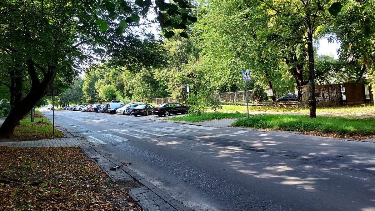 Zniszczona nawierzchnia jezdni na ul. Herberta