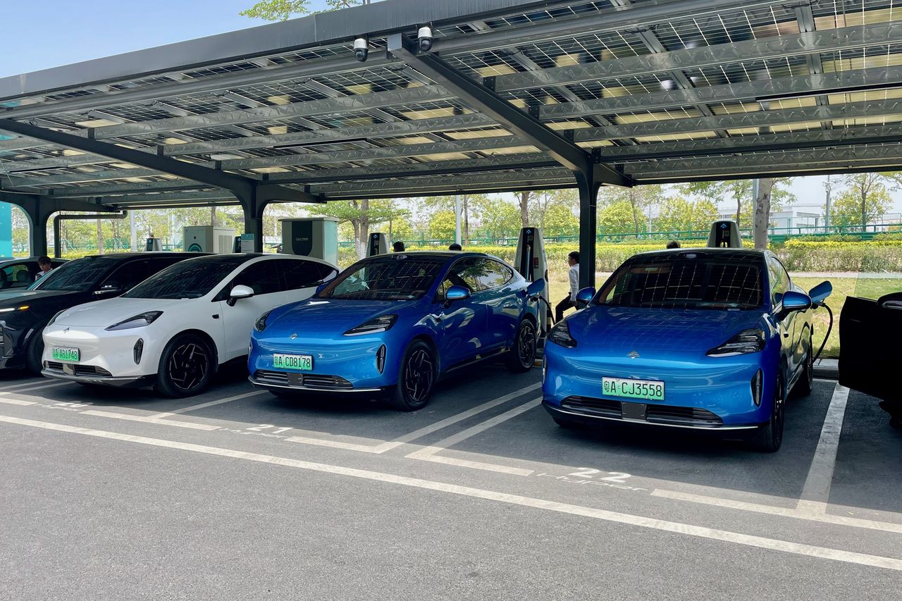 GAC produkuje też swoje szybkie ładowarki