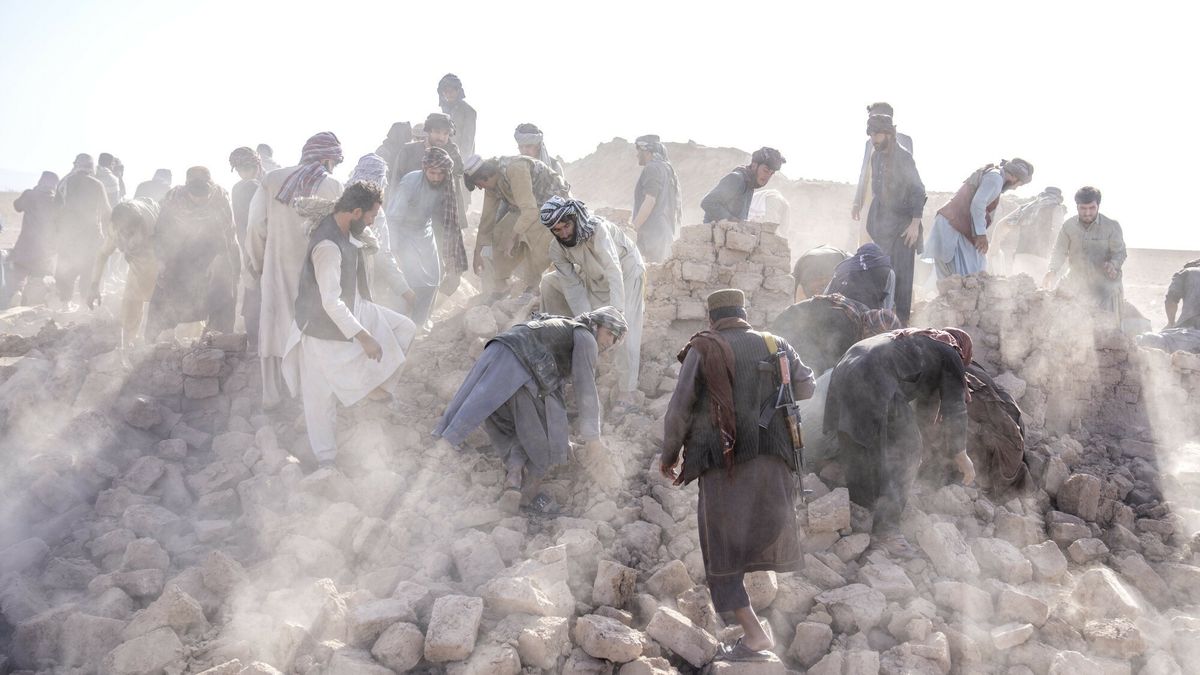 Silne trz?sienie ziemi w Afganistanie
Afghan volunteers clean up rubble after an earthquake in Zenda Jan district in Herat province, western Afghanistan, Wednesday, Oct. 11, 2023. Another strong earthquake shook western Afghanistan on Wednesday morning after an earlier one killed more than 2,000 people and flattened whole villages in Herat province in what was one of the most destructive quakes in the country's recent history. (AP Photo/Ebrahim Noroozi)
Ebrahim Noroozi