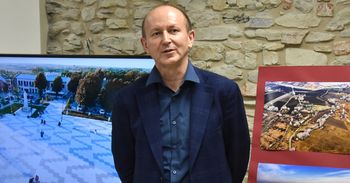Proszowice jak z obrazka. Wystawa zdjęć Stanisława Bernackiego w Bibliotece Publicznej