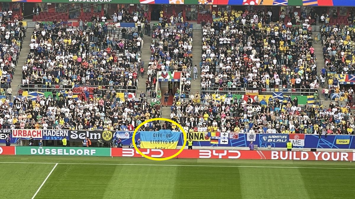  / Ukraińska flaga z prowokacyjnym hasłem