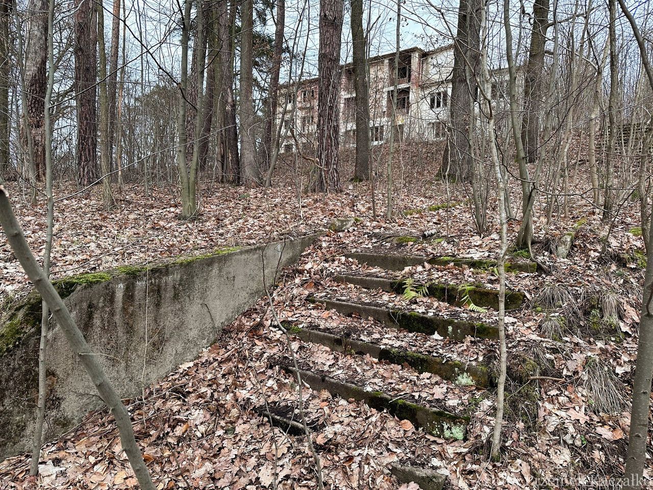 Dawny hotel nad kultową Zaporą Pilchowicką dzisiaj straszy. Lepiej tam nie wchodzić! [ZDJĘCIA]