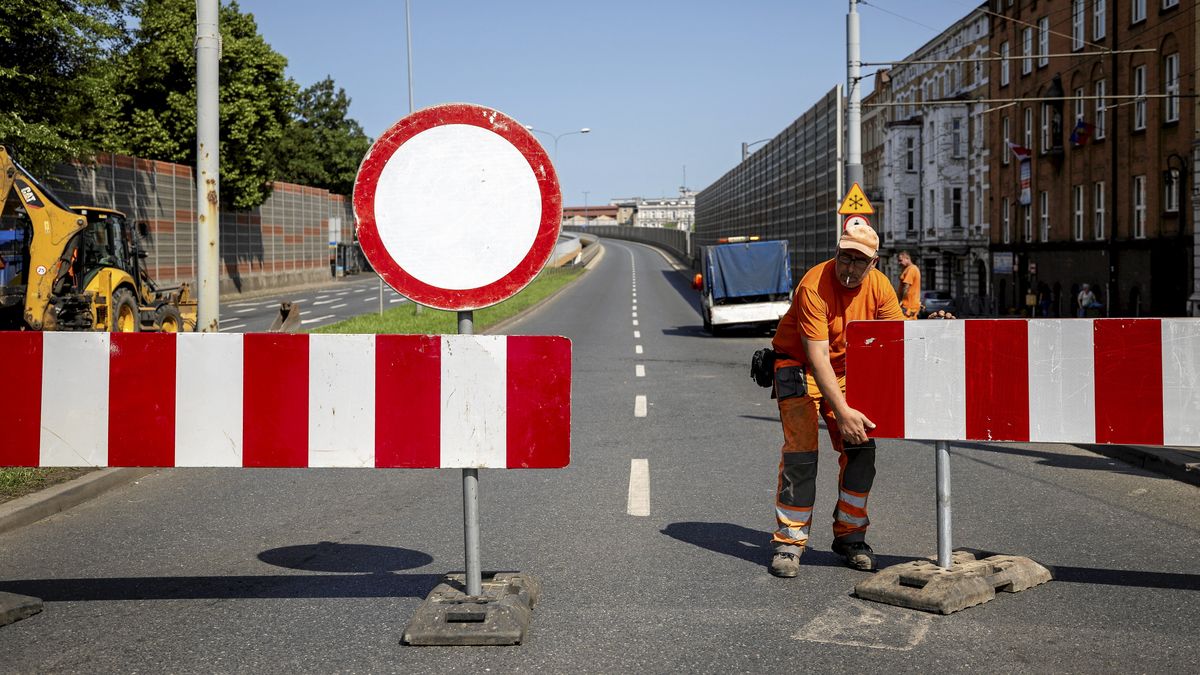Zamknieta estakada
04.06.2025 Chorzow . Zamknieta estakada - droga laczaca Katowice z Bytomiem , puste centrum miasta - brak mozliwosci przejscia .
Fot. Grzegorz Celejewski / Agencja Wyborcza.pl
Fot. Grzegorz Celejewski / Agencja Wyborcza.pl
drogi, miasta, komunikacja, ulice