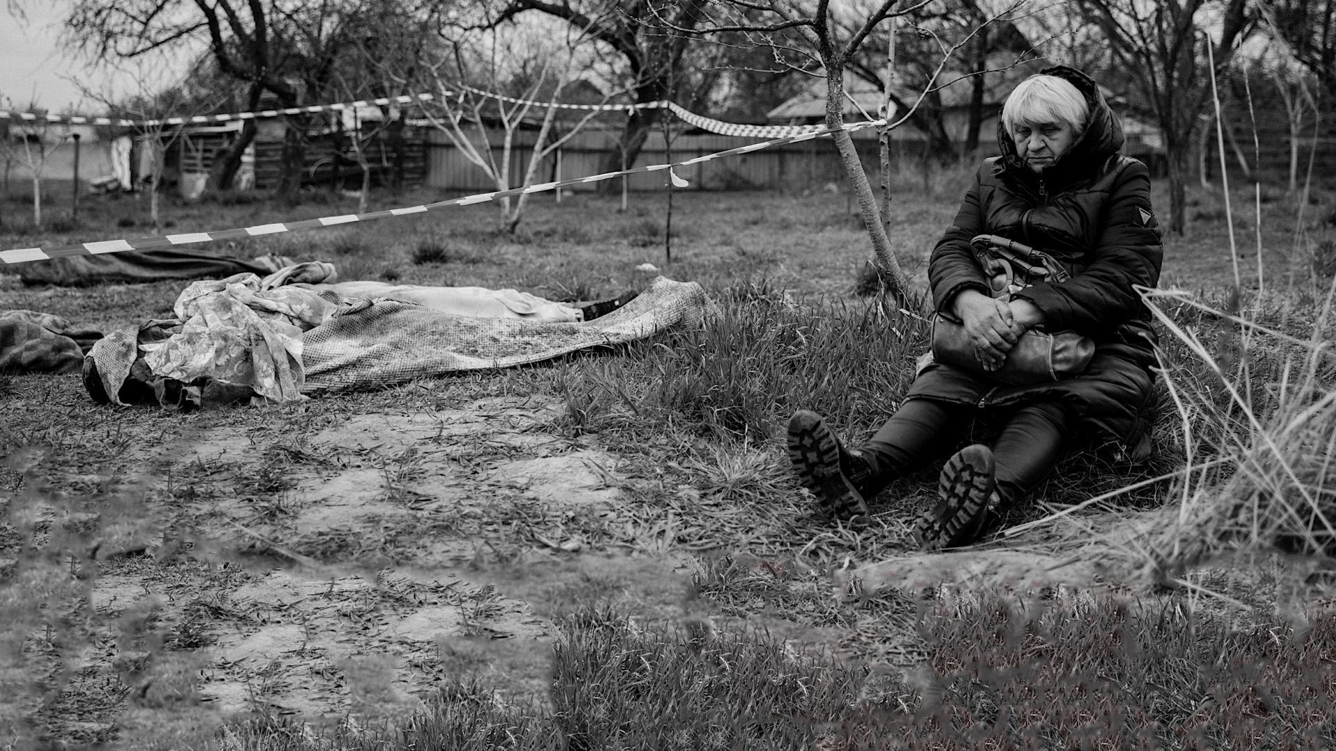 Matka przy ekshumowanym synu zabitym przez Rosjan