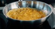 Ten francuski sposób na omlet to hit walentynkowy. Zero przypalenia, pełna kremowość