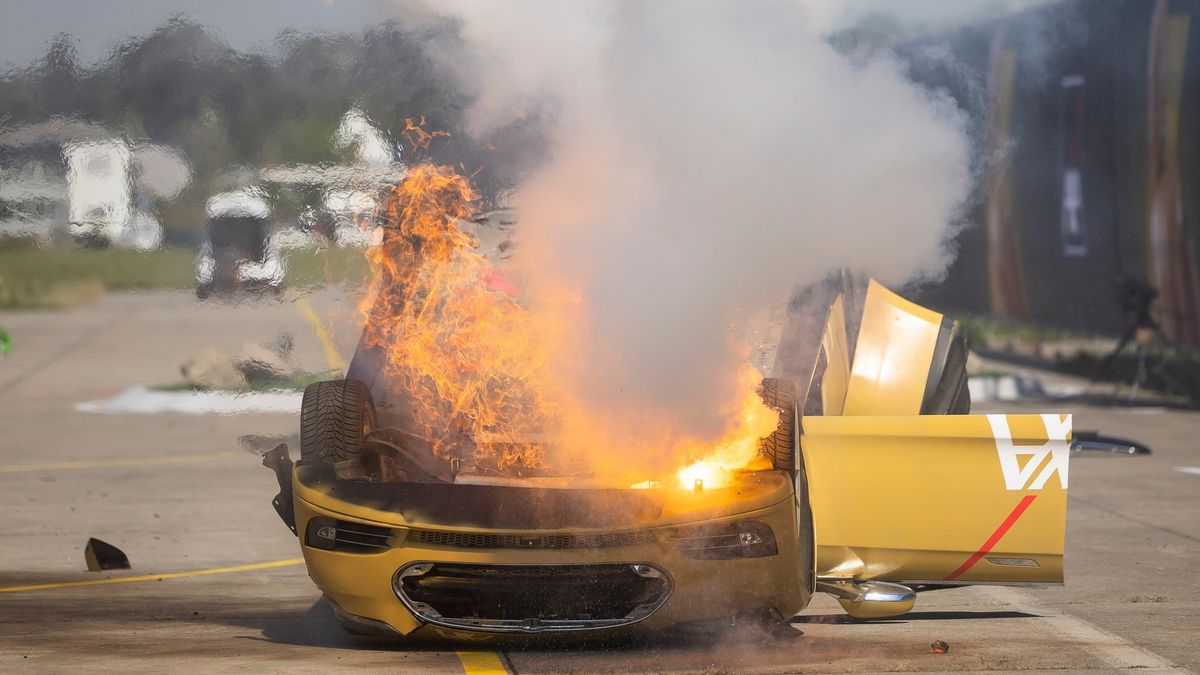 Ubezpieczyciel sam zdalnie wzniecił ogień w tesli