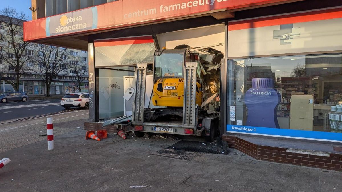 Minikoparka wjechała w budynek na jednej z głównych ulic Szczeci