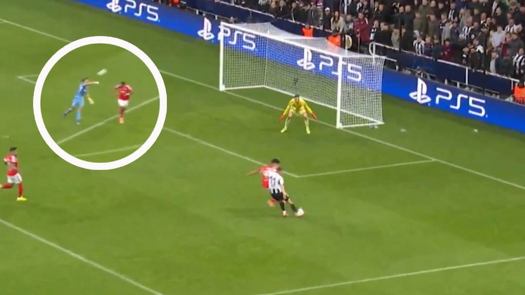 Twitter / Screen / Canal+Sport / Na zdjęciu: Nick Pope zanotował asystę w meczu z Benfiką