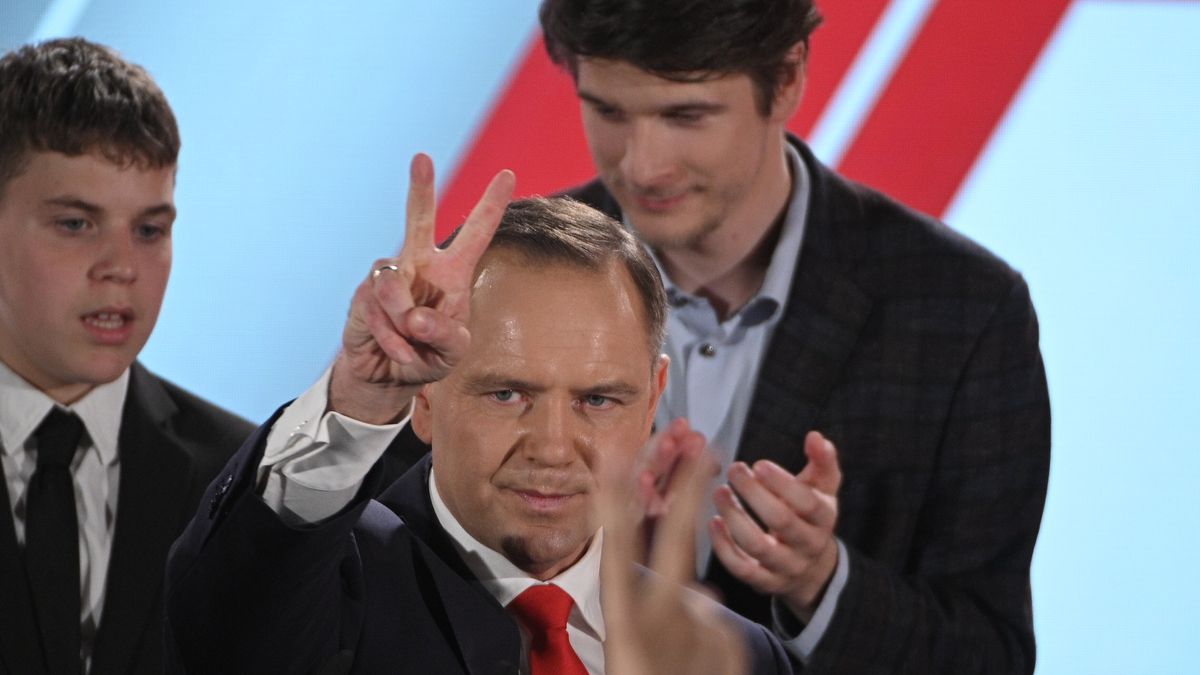 Karol Nawrocki z rodziną po ogłoszeniu wyników sondażowych