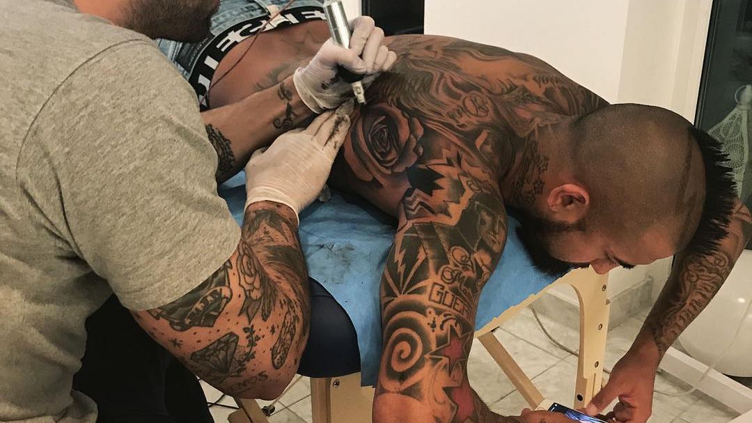 Arturo Vidal u hiszpańskiego tatuażysty