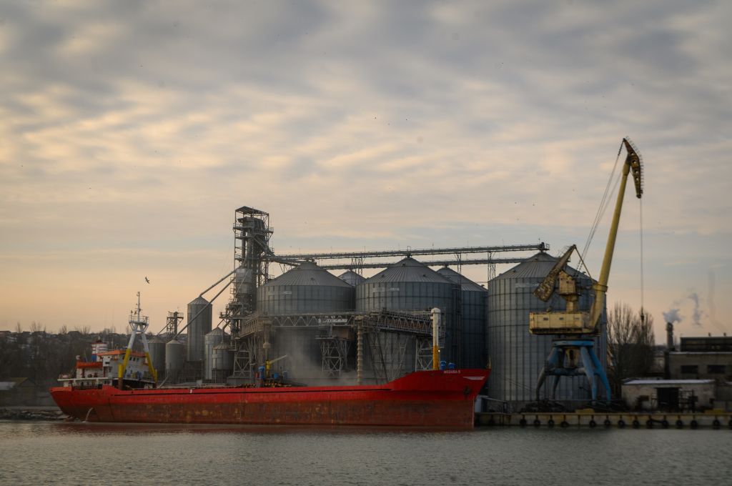 Załadunek ukraińskiego zboża na okręt w niezniszczonym jeszcze porcie w Mariupolu (styczeń 2022) 
