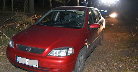 Uciekł przed policją, porzucił auto w lesie. 26-latek już z zarzutami