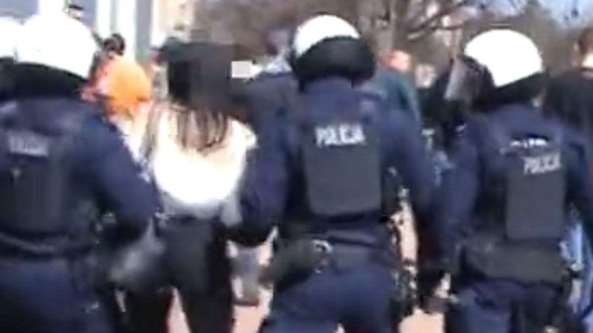 zatrzymanie kobiety podczas protestu w Głogowie