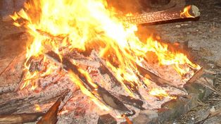 Łódź: W Zaduszki rozpaliła ognisko przed dworcem. Musiała interweniować straż pożarna i policja