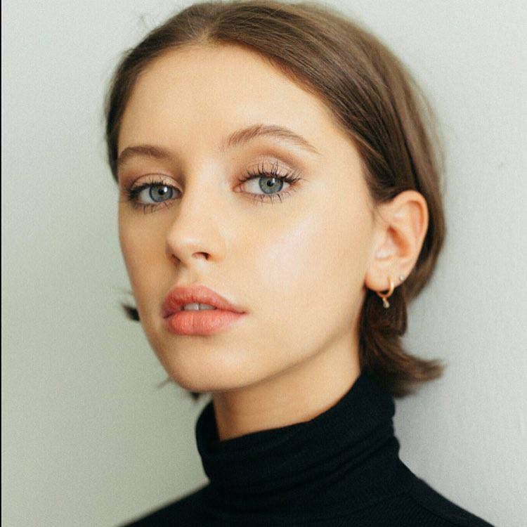 Modelka Iris Law