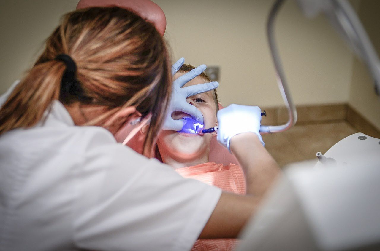 Robi to niemal każdy. Zaskakujące ostrzeżenie dentysty. Tak psujesz zęby