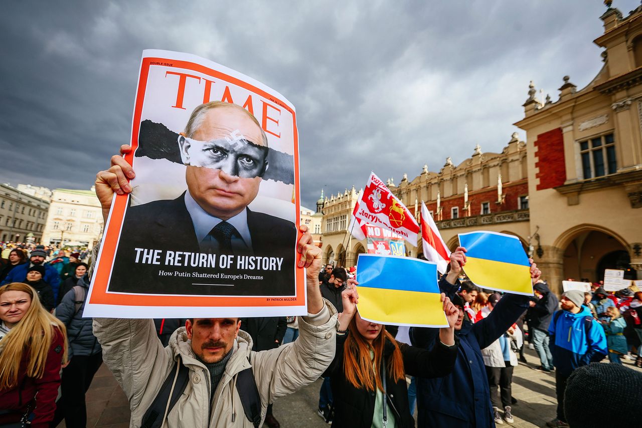 Protest przeciwko agresji Rosji na Ukrainę w Krakowie.