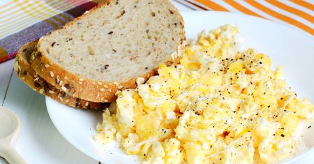 Dodaj do jajek i delikatnie wymieszaj. Jajecznica będzie wyjątkowo kremowa