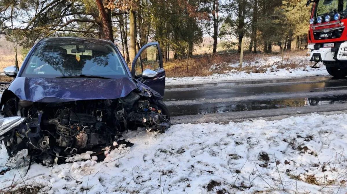 Czołówka citroena i BMW. Na drodze jest ślisko