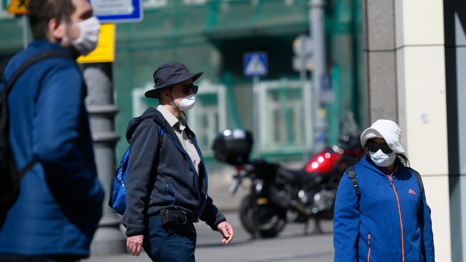 obowi�zek noszenia maseczek ochronnychPozna�, 16.04.2020. Koronawirus w Polsce. Od 16 bm. obowi�zuje nakaz zas�aniania twarzy w miejscach publicznych.
(jk/awol) PAP/Jakub KaczmarczykJakub Kaczmarczykkoronawirus, maseczka, maseczki, covid-19, epidemia, maseczka ochronna, miejsce pibliczne, naa, obostrzenia, obowi�zek, ograniczenia, pandemia, piesi, przechdnie, SARS-CoV-2, stan epidemii, ulica, zakazy, zalecenia