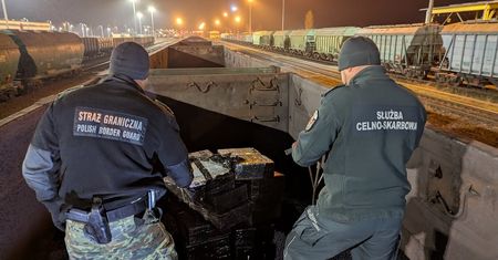 Przemyt drogą kolejową. Ponad 9 tysięcy paczek nielegalnych papierosów przejętych przez służby celne