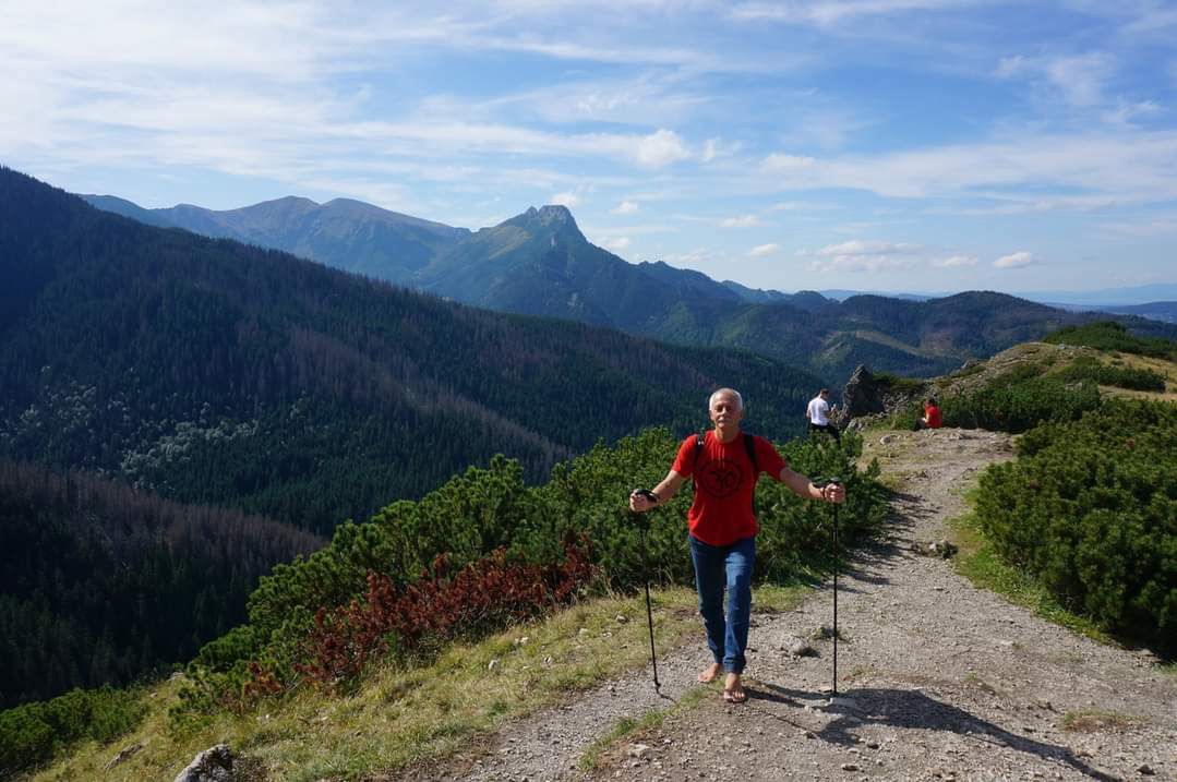 Krzysztof Bubel idzie boso przez Tatry. Niektórzy się dziwią, inni podziwiają