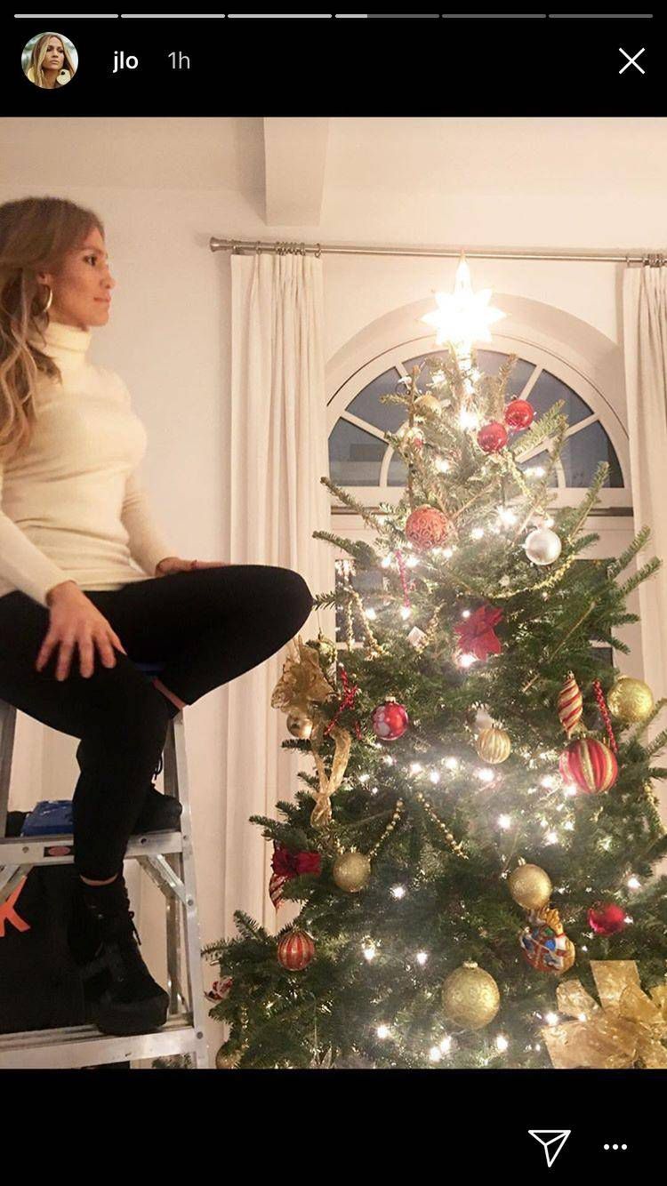 Jennifer Lopez z ukochanym i synkiem ubierają choinkę w swoim apartamencie