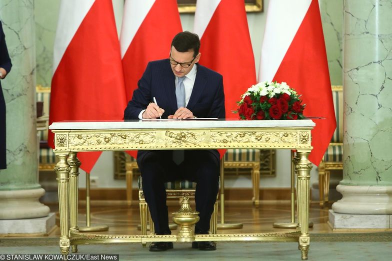 Mateusz Morawiecki podpisuje tekst przysięgi