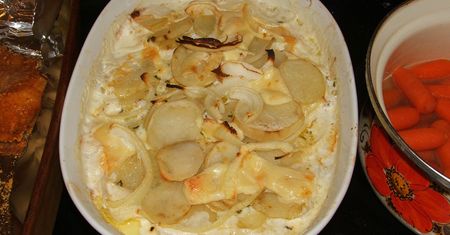 Zapiekanka z ziemniakami - zapiekanka z ziemniakami i pieczarkami, zapiekanka z ziemniakami i mięsem