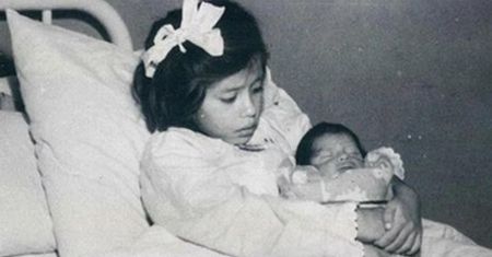Najmłodsza matka na świecie urodziła, gdy miała 5 lat. Nigdy nie ujawniła, kto jest ojcem dziecka
