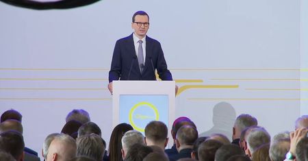 Premier na otwarciu nowego lotniska: Zdejmujemy klątwę z Radomia