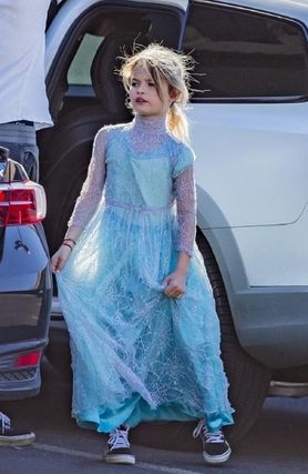 8-letni syn Meghan Fox w sukience niczym Elsa z "Krainy Lodu"