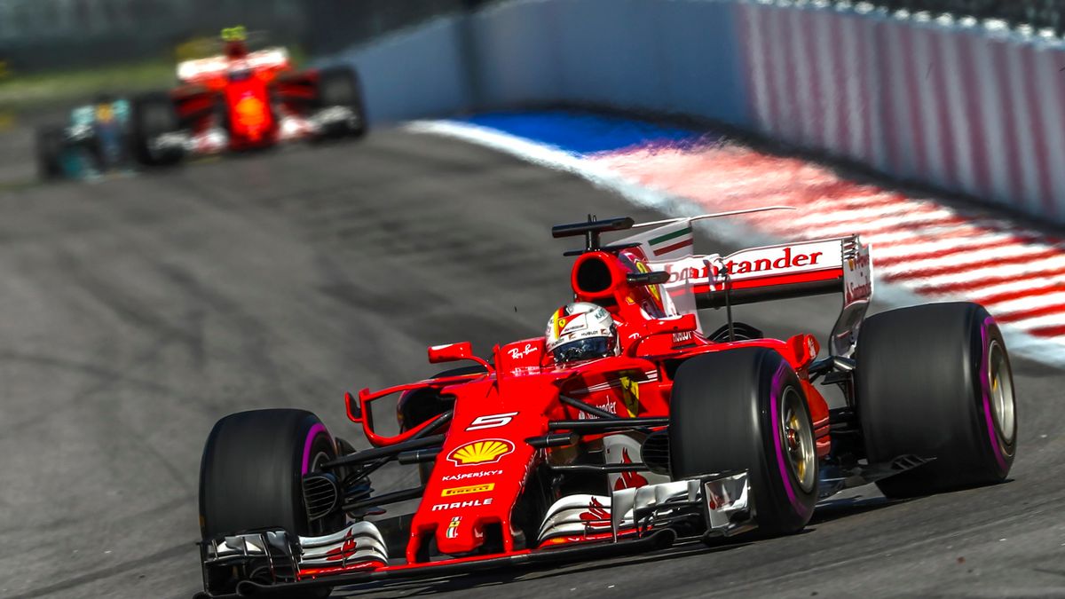 Kimi Raikkonen na torze w bolidzie Ferrari