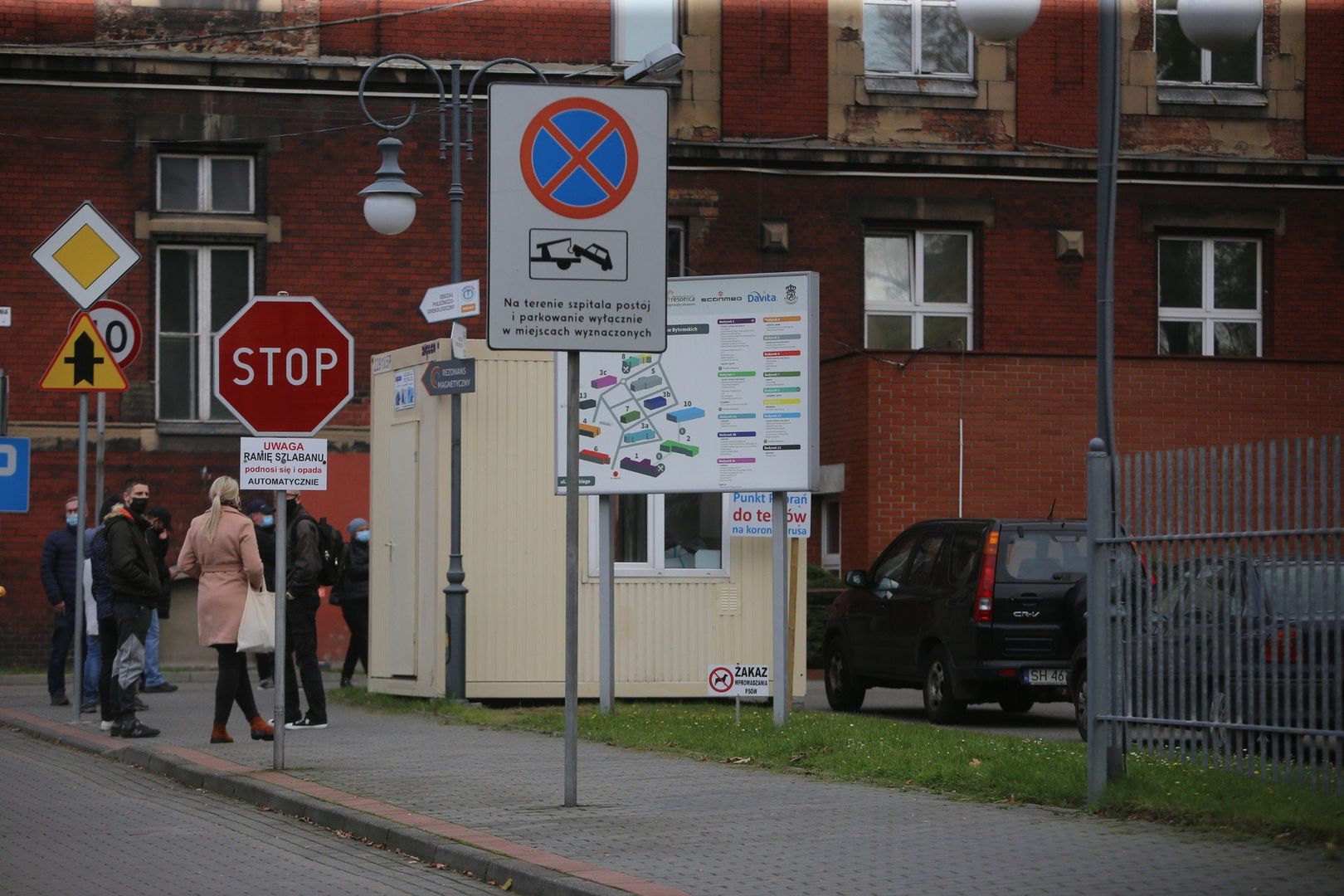 W kompleksie przy ul. Strzelców Bytomskich Zespół Szpitali Miejskich sąsiaduje z prywatnym szpitalem urologicznym